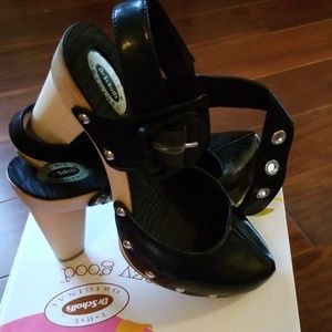 Sexy! Dr. Scholl's black patent leather heels.